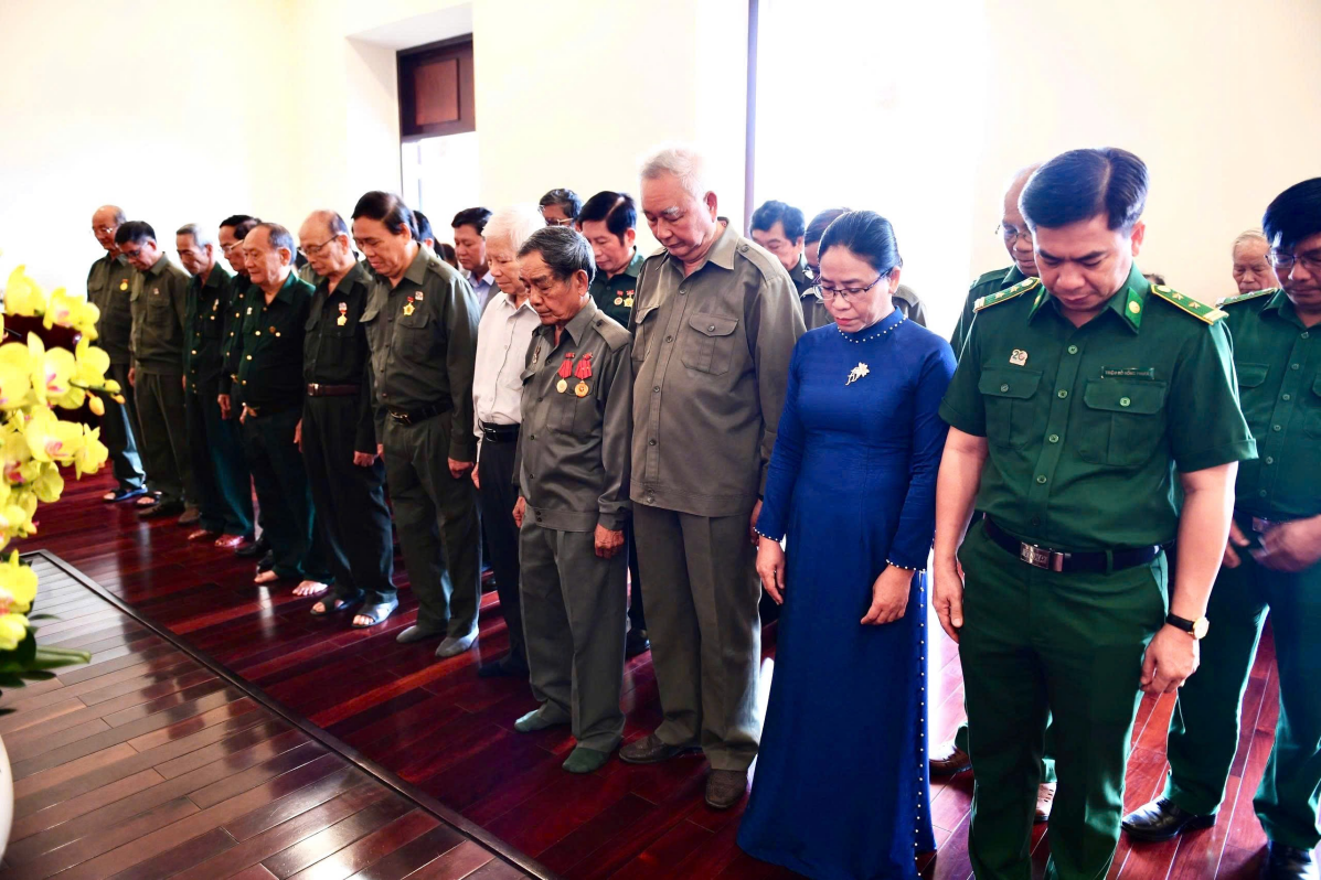 Đồng chí Nguyễn Minh Triết - Nguyên Ủy viên Bộ Chính trị, Chủ tịch Nước Cộng hòa xã hội chủ nghĩa Việt Nam, nguyên Bí thư Thành ủy TP.Hồ Chí Minh, Đồng chí Vũ Trọng Kim, Chủ tịch Hội Cựu Thanh niên Xung phong Việt Nam và Đoàn Đại biểu làm lễ Dâng hương, dâng hoa Chủ tịch Hồ Chí Minh