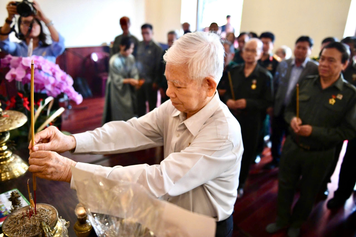 Đồng chí Nguyễn Minh Triết - Nguyên Ủy viên Bộ Chính trị, Chủ tịch Nước  Cộng hòa xã hội chủ Nghĩa Việt Nam, nguyên Bí thư Thành ủy TP.Hồ Chí Minh dâng hương Chủ tịch Hồ Chí Minh