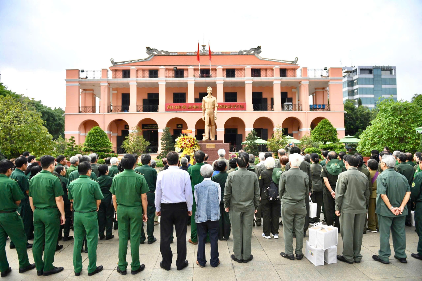 Đồng chí Nguyễn Minh Triết - Nguyên Ủy viên Bộ Chính trị, Chủ tịch Cộng hòa xã hội chủ Nghĩa Việt Nam, nguyên Bí thư Thành ủy TP.Hồ Chí Minh; Đồng chí Vũ Trọng Kim, Chủ tịch Hội Cựu Thanh Niên Xung Phong Việt Nam và Đoàn Đại biểu làm lễ Dâng hoa tại Tượng đài Nguyễn Tất Thành