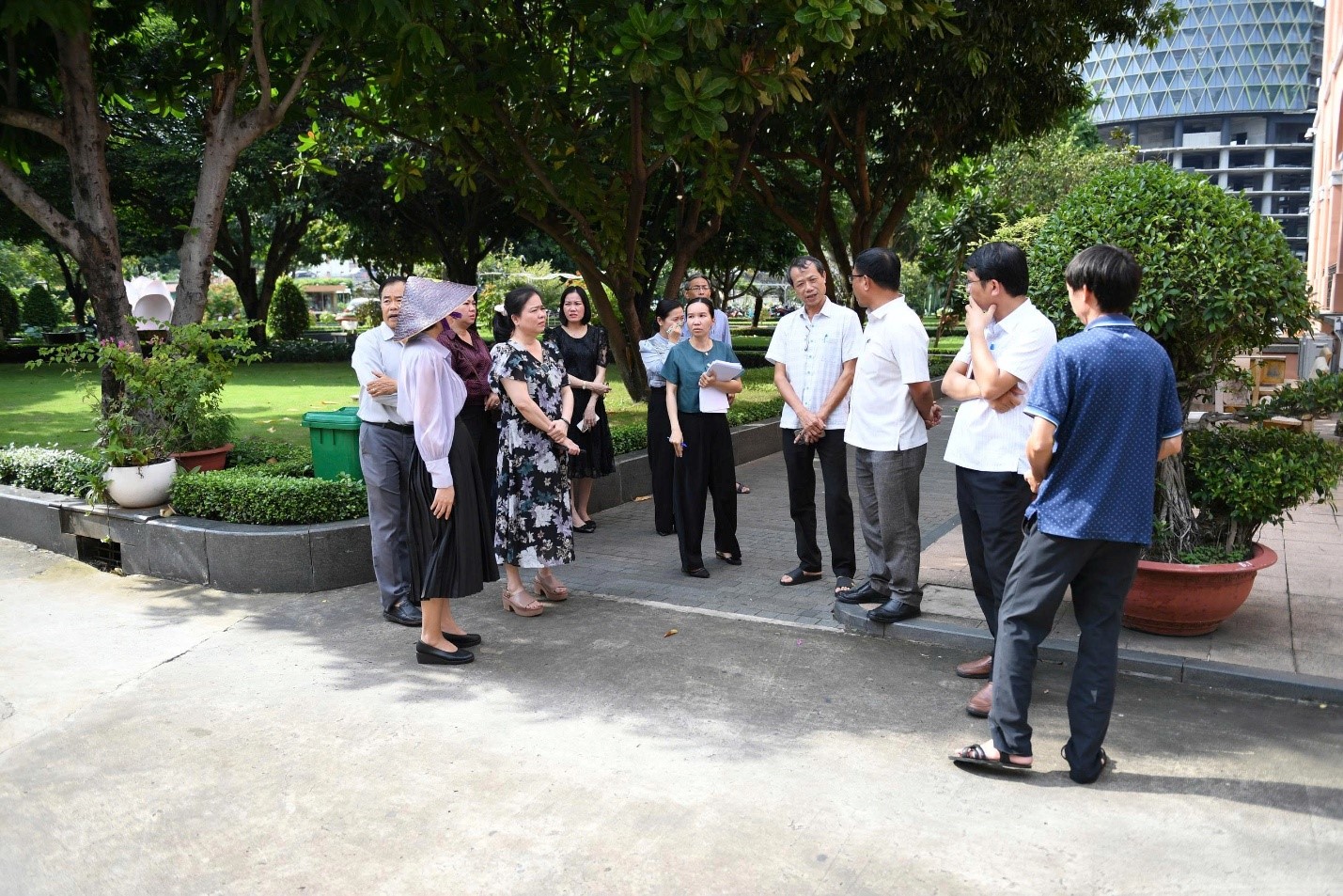 Các đồng chí lãnh đạo khảo sát thực tế Bến Nhà Rồng.